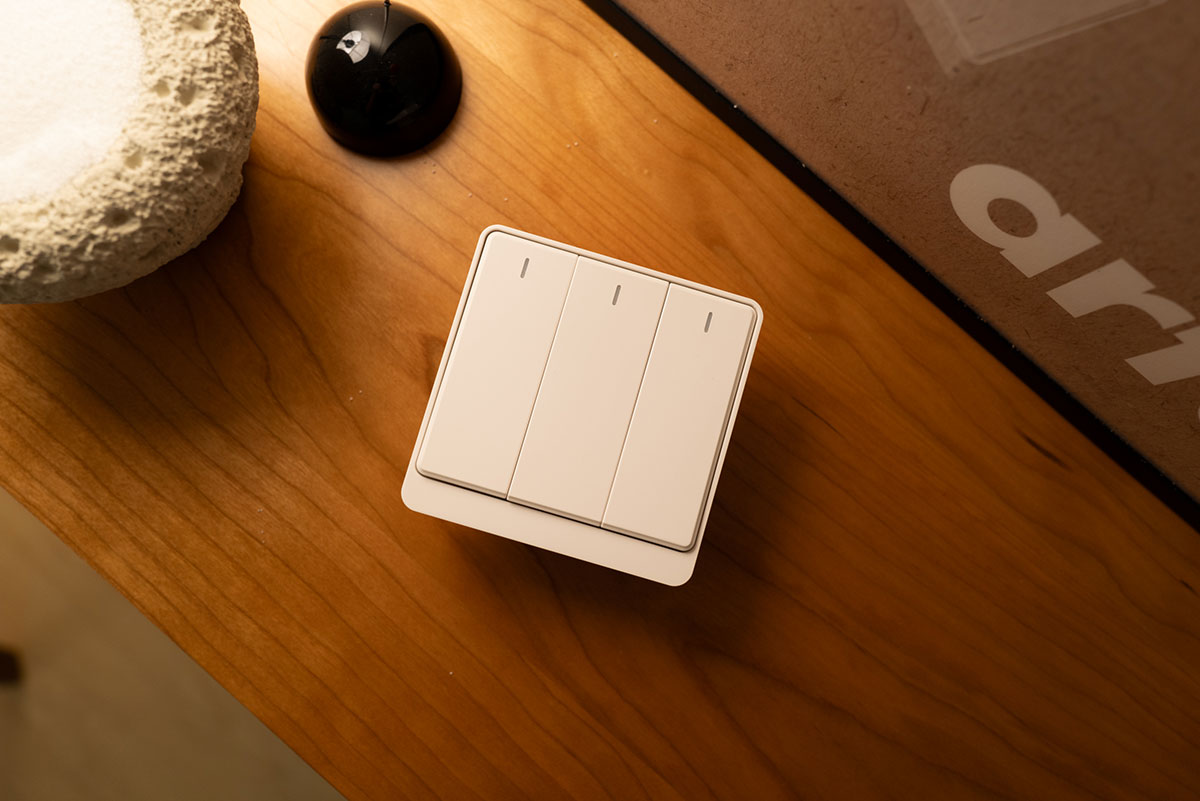 SECONDS smart switch on display